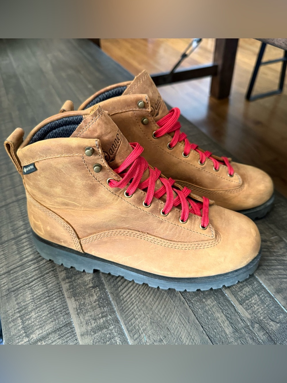 Danner Women’s Cedar Grove Bone Brown GTX Hiking Boots in Leather with Red Laces
